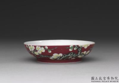 图片[3]-Saucer with plum blossoms on red ground in falangcai polychrome enamels, Qing dynasty, Yongzheng reign (1723-1735)-China Archive